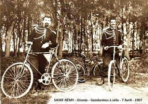 SAINT-REMY - ORANIE - GENDARMES A VELO - 1907